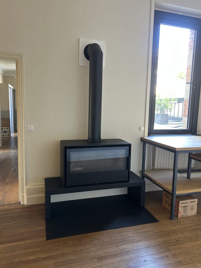 Installation d'un poêle à bois 1000 avec banquette métallique
